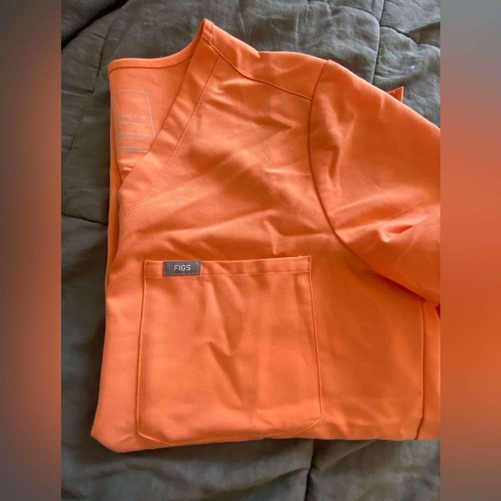 Figs scrub too, orange, size M